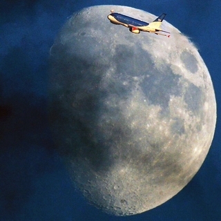 Flugzeug Fliegt Am Mond Vorbei