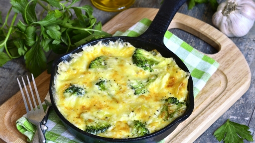 Keto-Omelette nach griechischer Art mit Brokkoli &#10;
