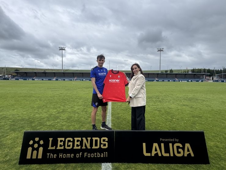 Ante Budimir donates the historic jersey from his record-breaking match with CA Osasuna to LEGENDS