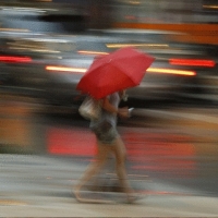 Roter Schirm In Der Stadt