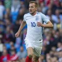 Englands Harry Kane takes the ball