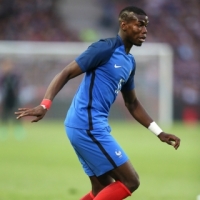 Frances Paul Pogba dribbles the ball