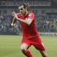 Gareth Bale controls the ball