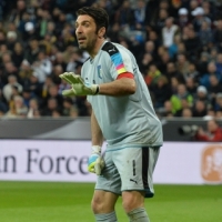 Italy goalkeeper Gianluigi Buffon calls for teammates attention