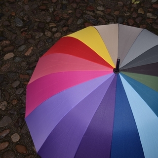 Regenschirm auf den Felsen