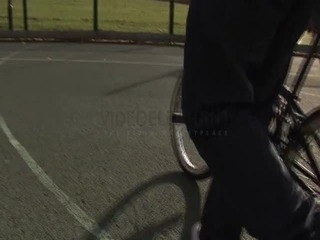 Wie man einen Tailwhip auf einem BMX Fahrrad