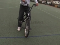 Wie man lernt mit dem BMX-Fahrrad