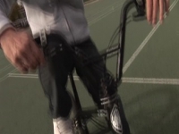 Wie man auf einem BMX Flatland Tricks ausführen