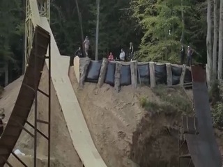 BMX-Biker zerbricht seine Nase für fehlerhaften Stunt