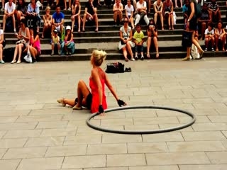 Acrobacias femininas com argolas na Europa