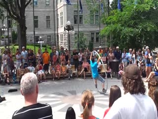 Acrobacias com uma roda na cidade de Quebec