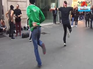 Akrobatische Streetdance oder Break-Via Del Corso In Rom-Video