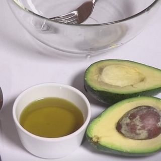 How To Do An Avocado Hair Mask