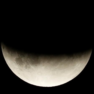 [En imágenes] Eclipse parcial: la sonrisa de la Luna medio siglo después del Apolo 11