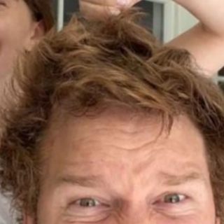 Chris Pratt recurre a su mujer para un corte de pelo... ¡y este es el resultado!