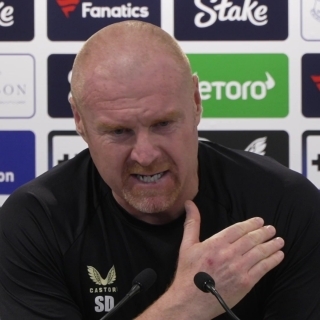 Dyche angry after Everton blow two-goal lead to lose 3-2 win injury time