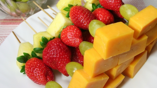 Nährstoffreiche Käse-Frucht-Spieße