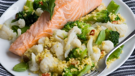 Salmone senza glutine con cavolfiore e broccoli