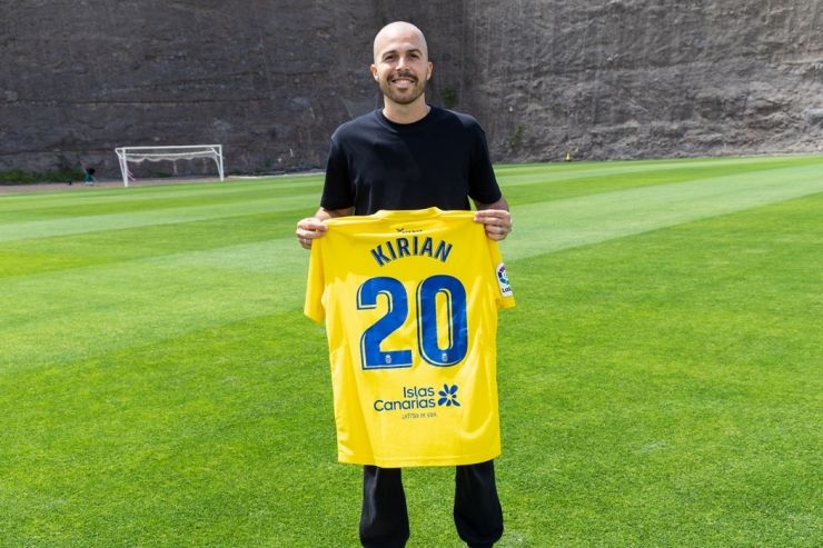 Kirian Rodríguez, captain of UD Las Palmas, donates a deeply symbolic piece to LEGENDS
