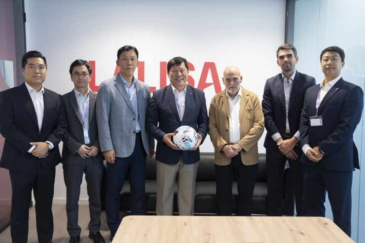 The South Korean Baseball League (KBO) visits Spain and learns about the work of LALIGA